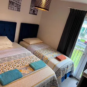 Lovely Twin With Ensuite Bathroom 15 Mins From Airport Homestay